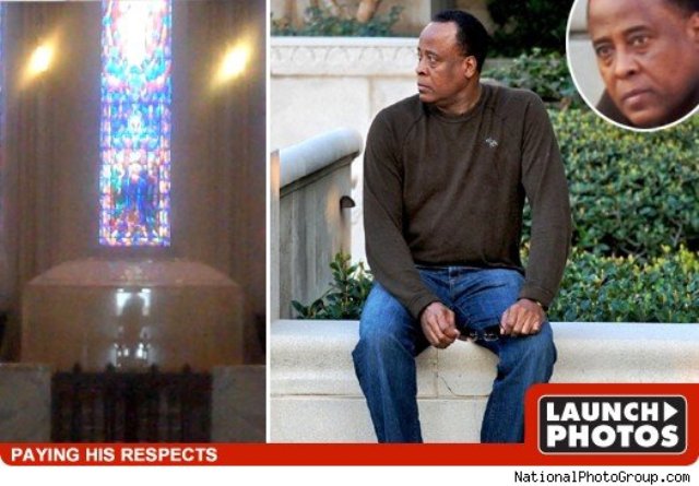 Michael Jackson's doctor Conrad Murray visits Forest Lawn