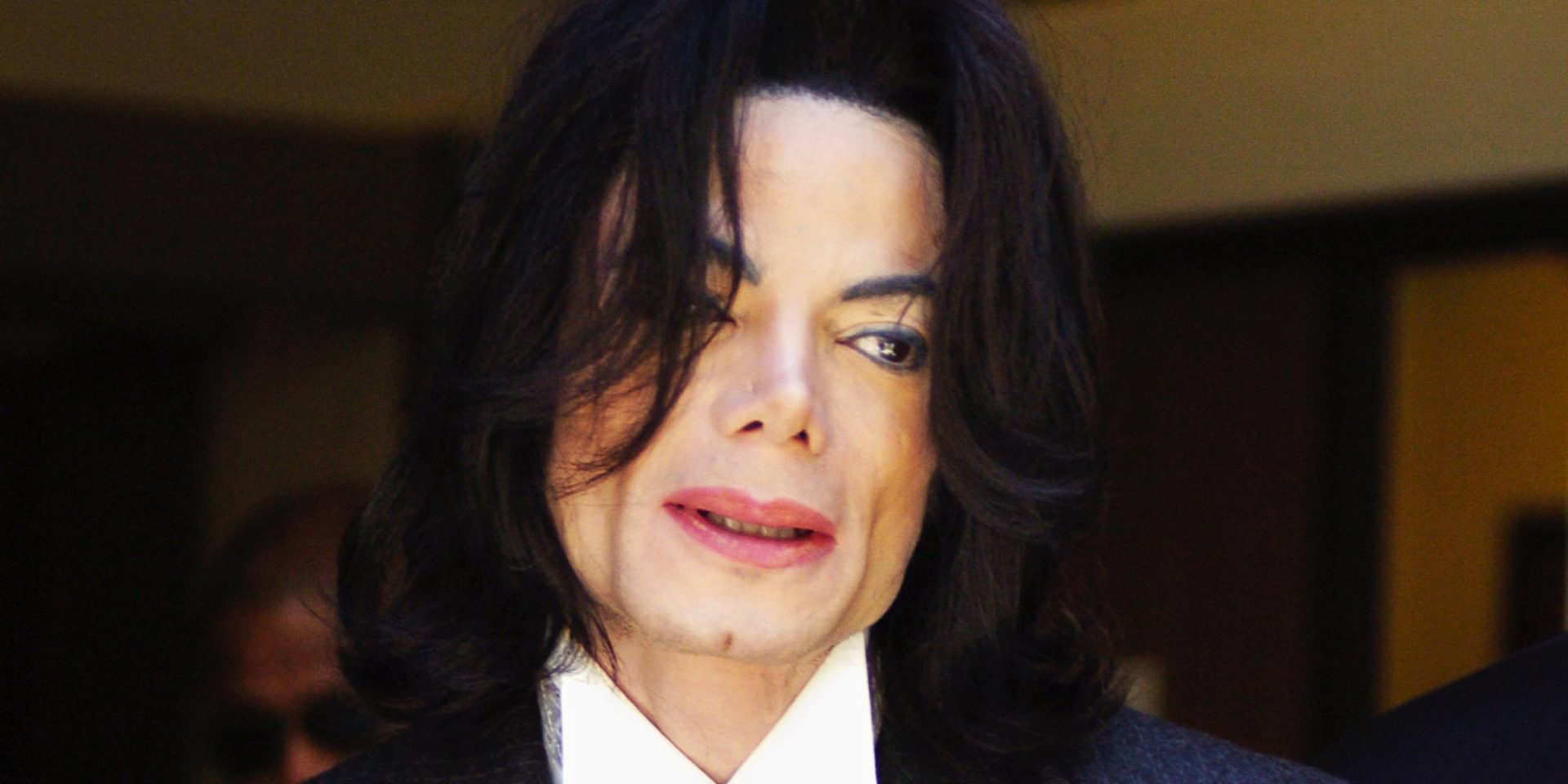 SANTA MARIA, CA - MAY 23:  Michael Jackson smiles as he leaves the Santa Barbara County Courthouse after a day of his child molestation trial May 23, 2005 in Santa Maria, California. Jackson is charged in a 10-count indictment that included molesting a boy, plying him with liquor and conspiring to commit child abduction, false imprisonment and extortion. He has pleaded innocent. (Photo by Phil Klein-Pool/Getty Images)